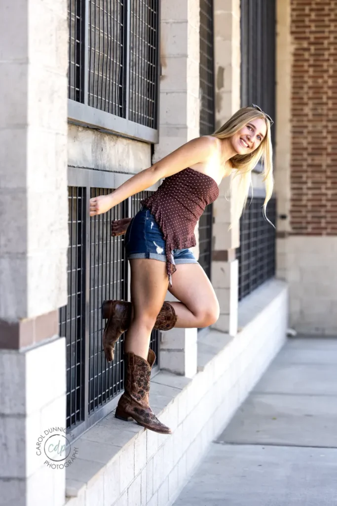picture.webp
Juliaunna posing against a building in downtown Loveland during her senior pictures